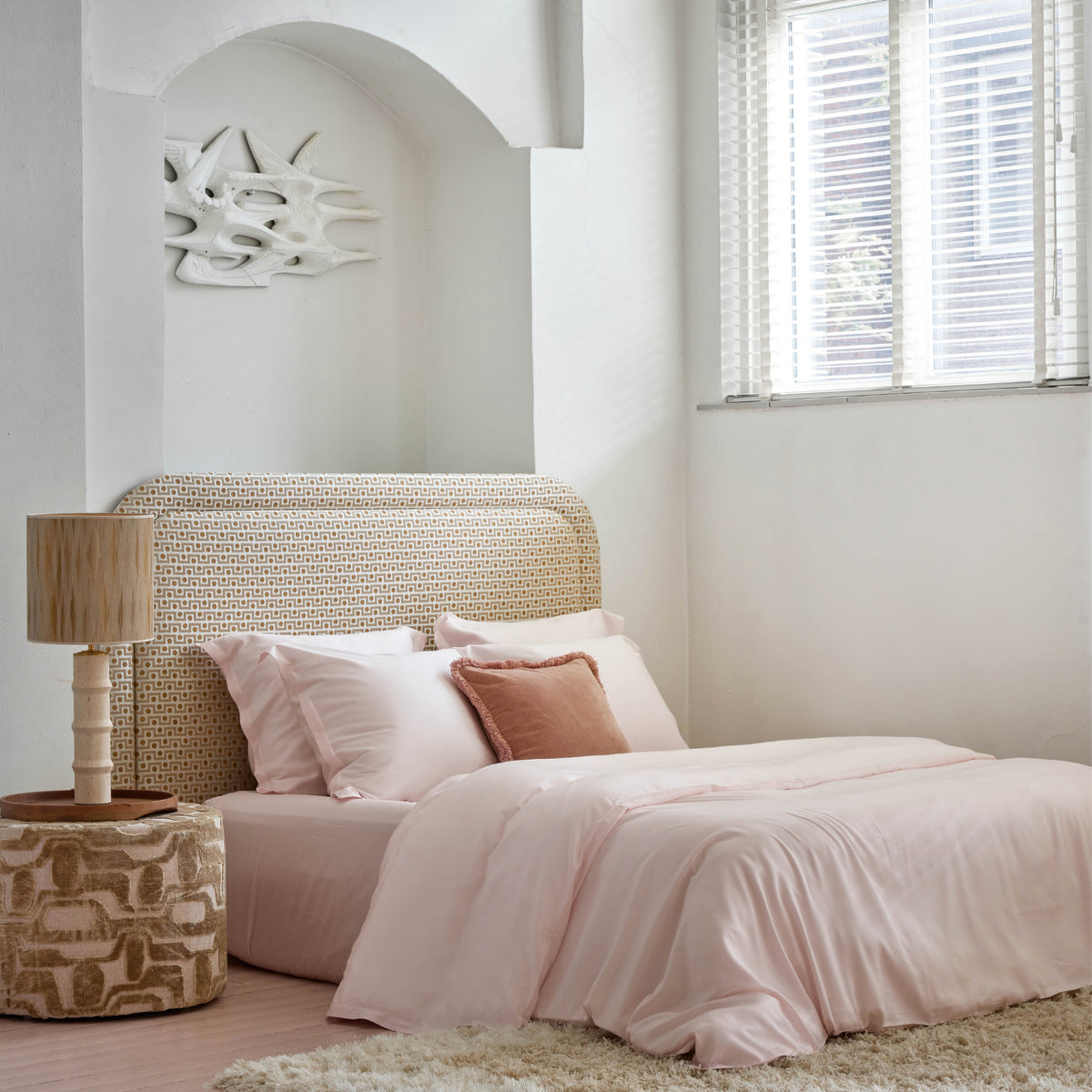 COCO & CICI TENCEL TWILL DEKBEDOVERTREK LICHTROZE QUEEN 200 X 220 CM + 2 KUSSENSLOPEN 60 X 70 CM
