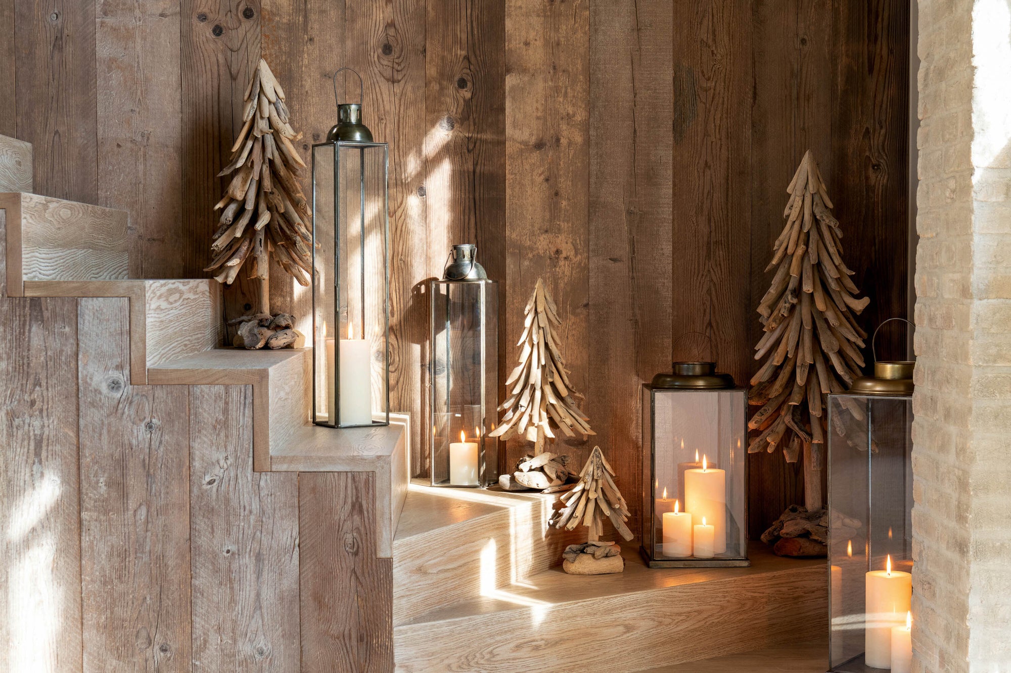 J-LINE KERSTBOOM OP HOUTEN BASIS STUKKEN DRIJFHOUT NATUURLIJK GROOT