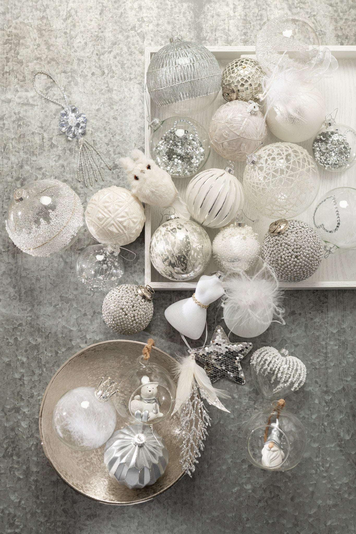 J-LINE DOOS VAN 4 KERSTBALLEN HART STRASS ZILVEREN STERREN GLAS HELDER MEDIUM