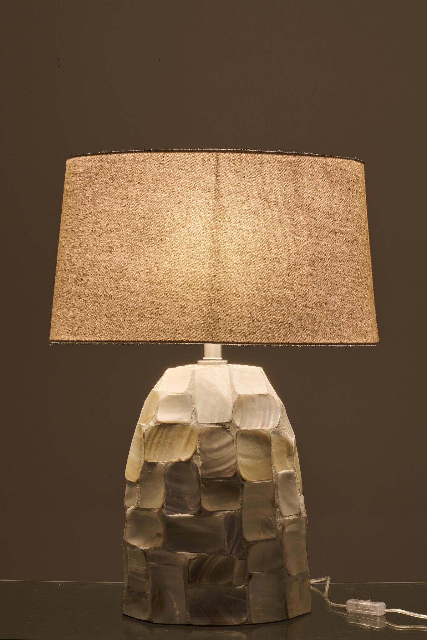 Tafellamp met pareleffect schelp offwhite/lichtbeige