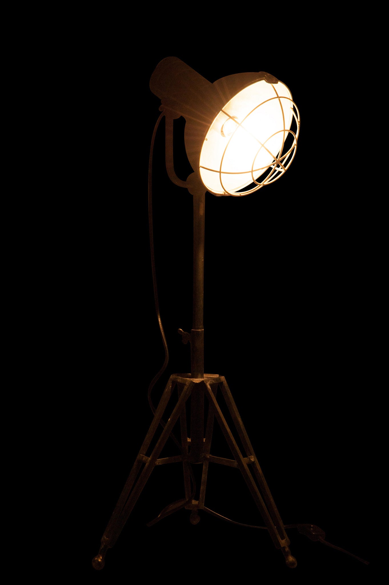 Staande ronde metalen lamp grijs