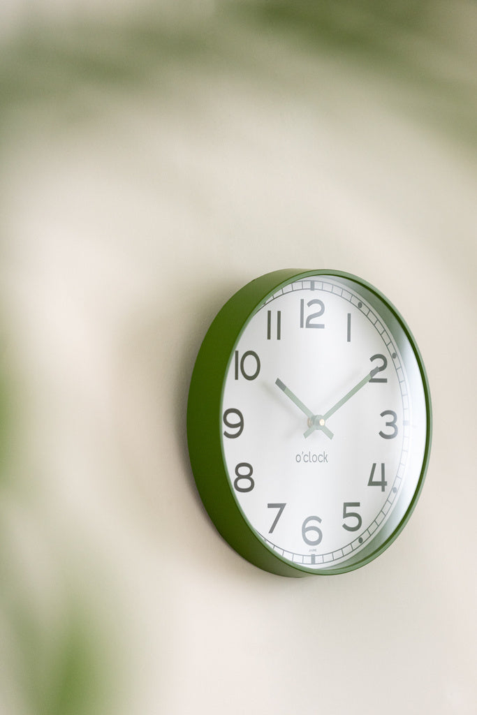 J-LINE WANDKLOK ROND – PLASTIC GROEN/WIT/ZWART GROOT (ASSORTIMENT VAN 3)