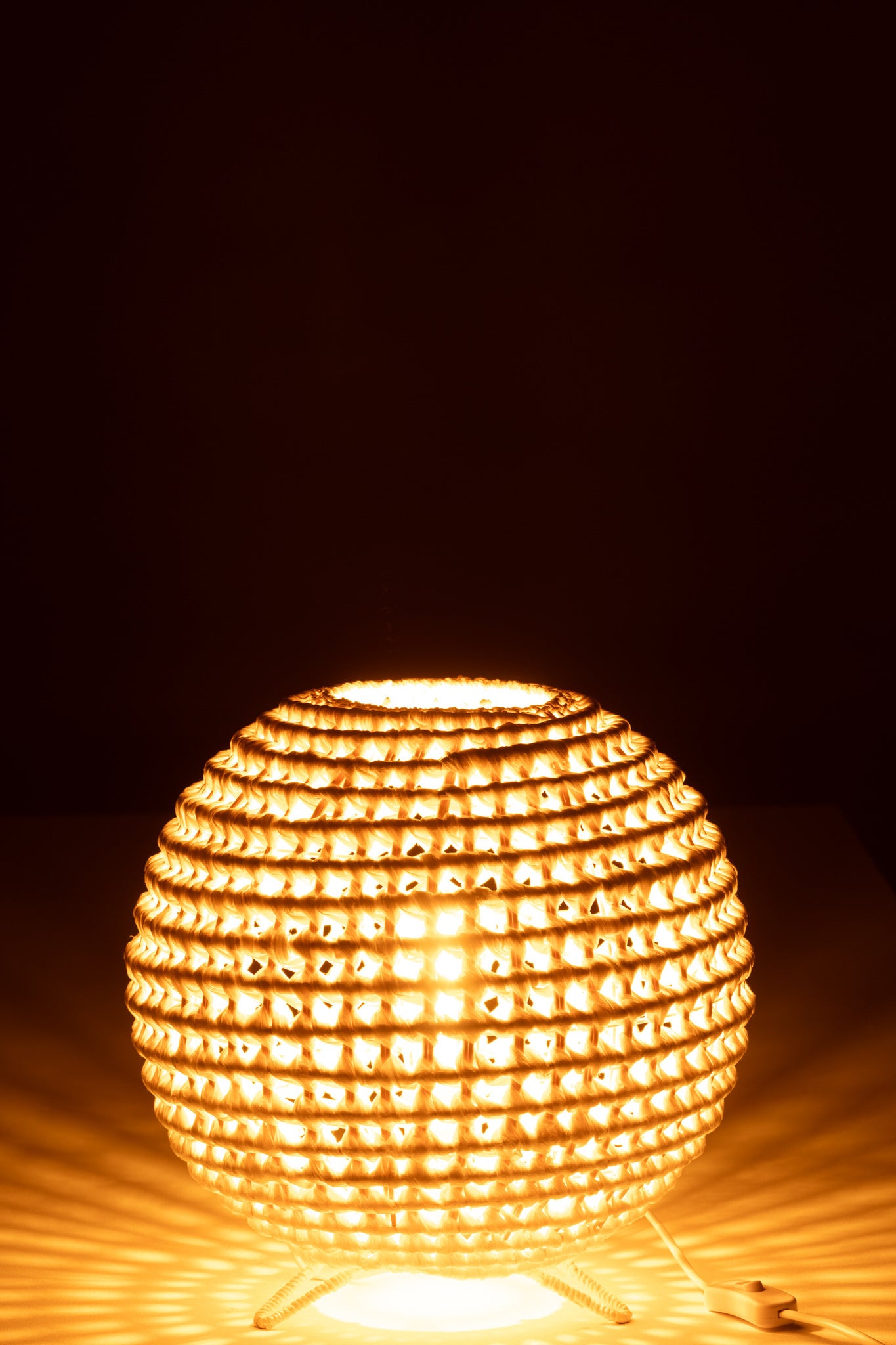 Ronde gevlochten metalen tafellamp, wit