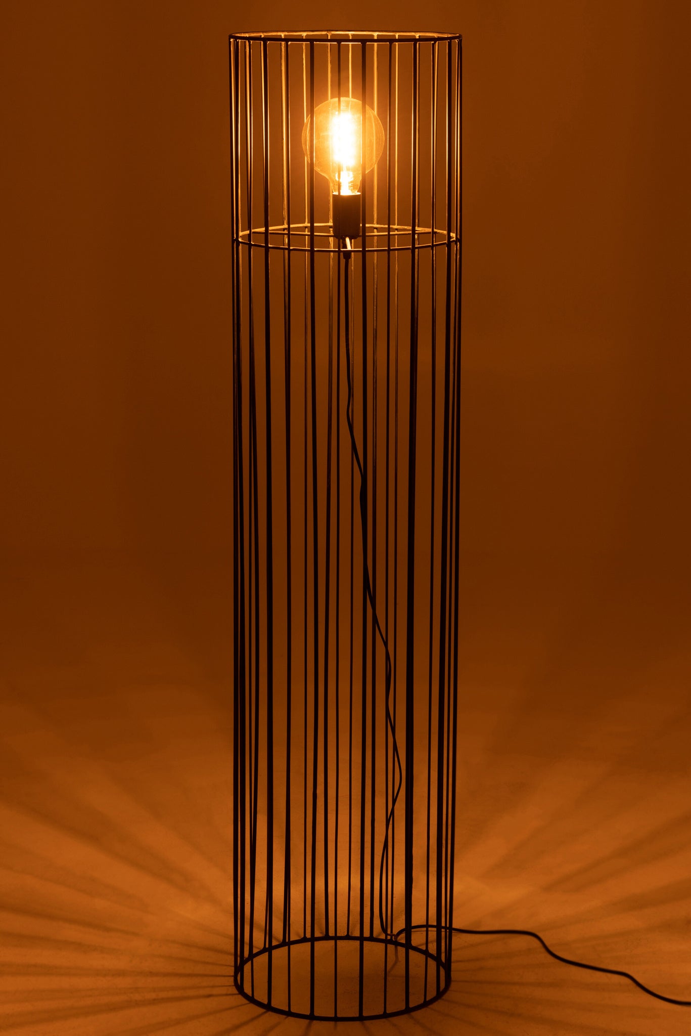 Staande ronde lamp van zwart metaal