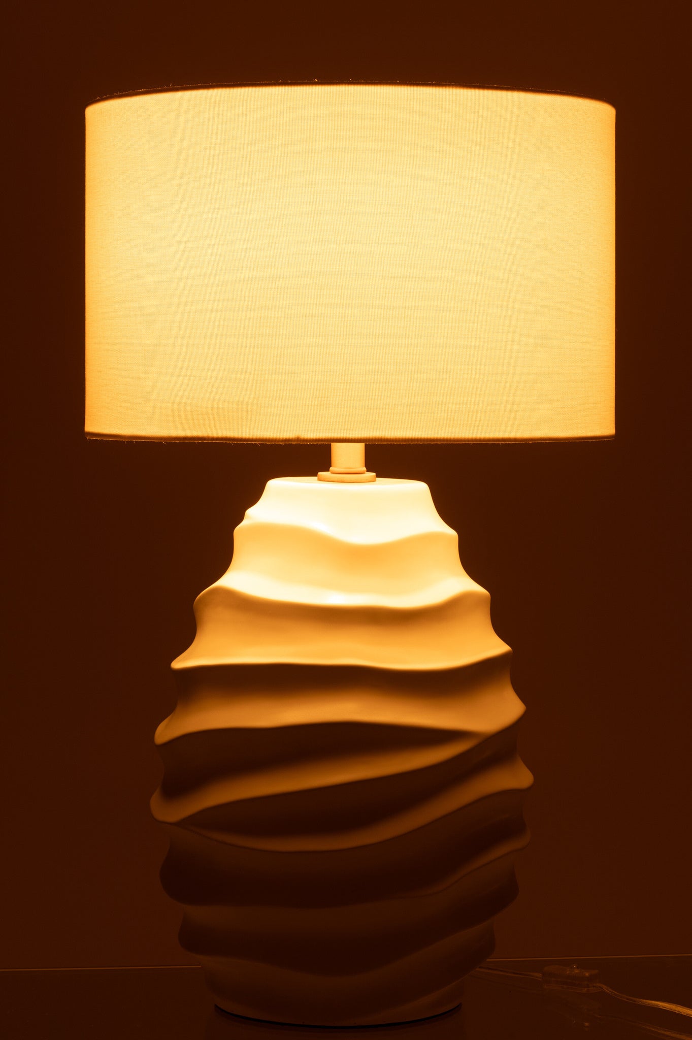 Witte keramische golvende tafellamp