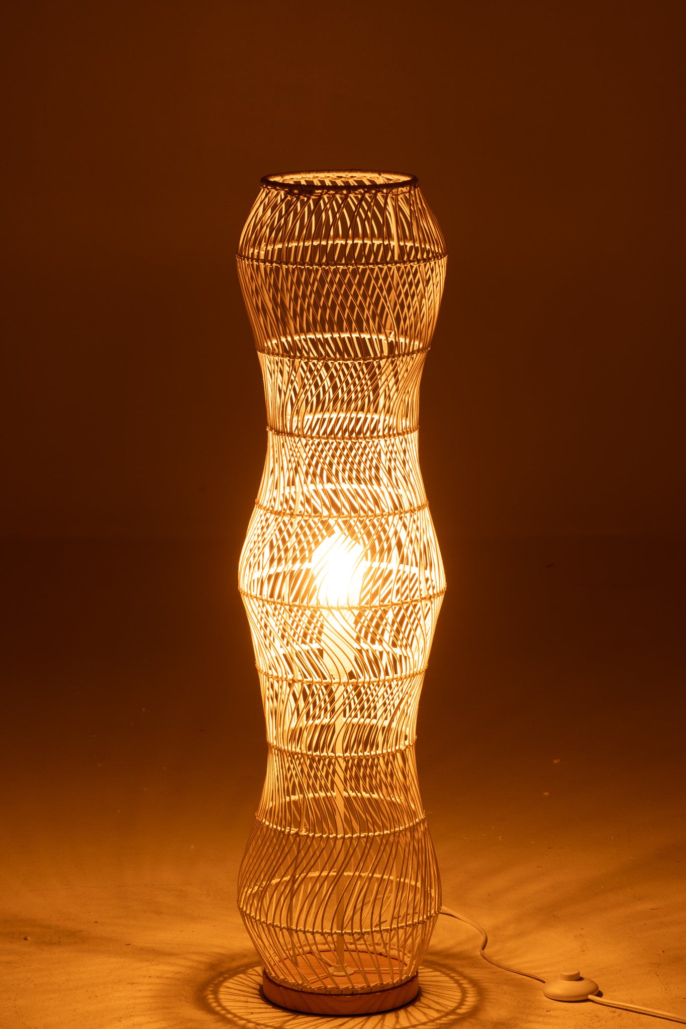 Witte vloerlamp met gevlochten rotan en metalen frame