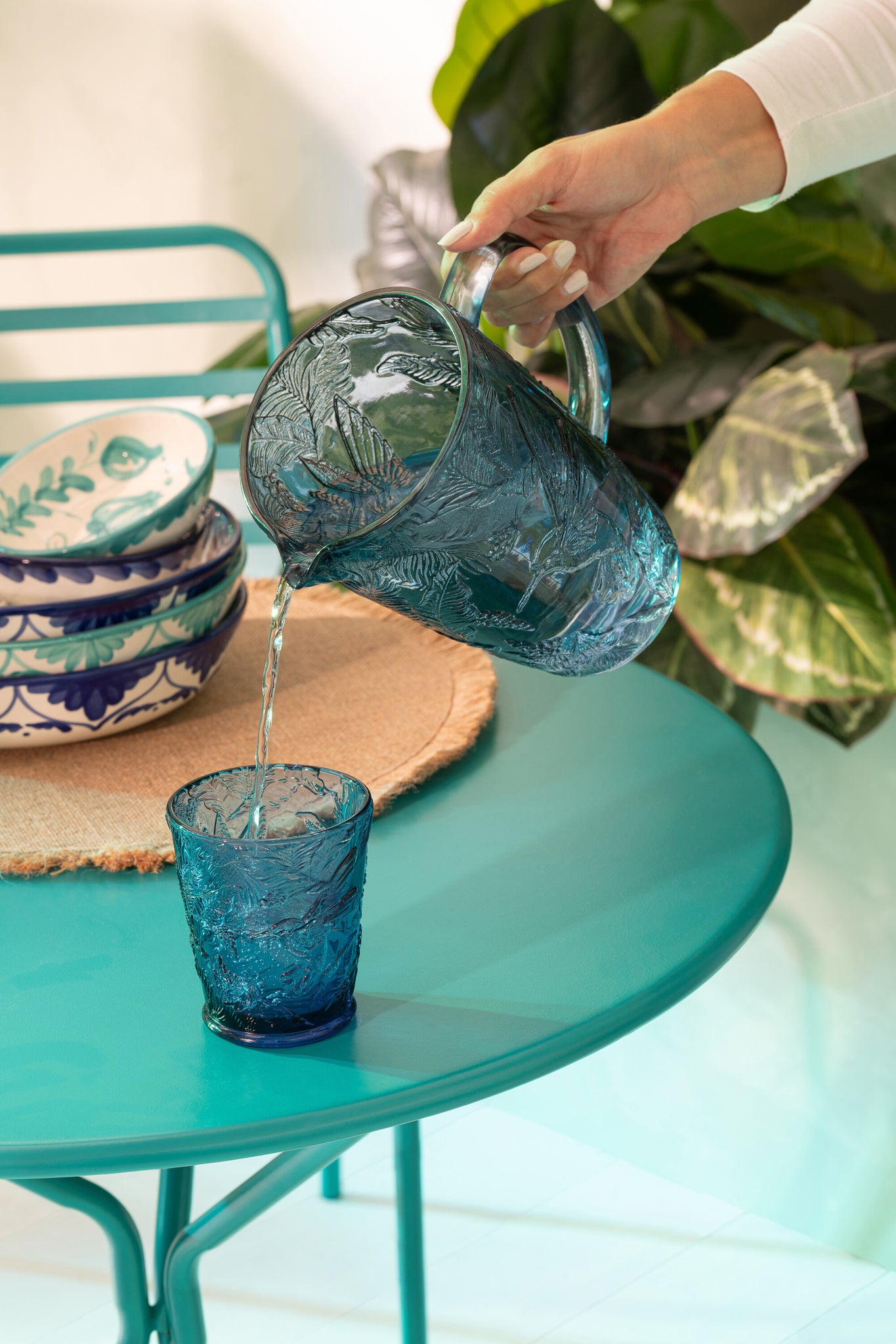 Ronde metalen tuintafel met driepoot, turquoise, groot