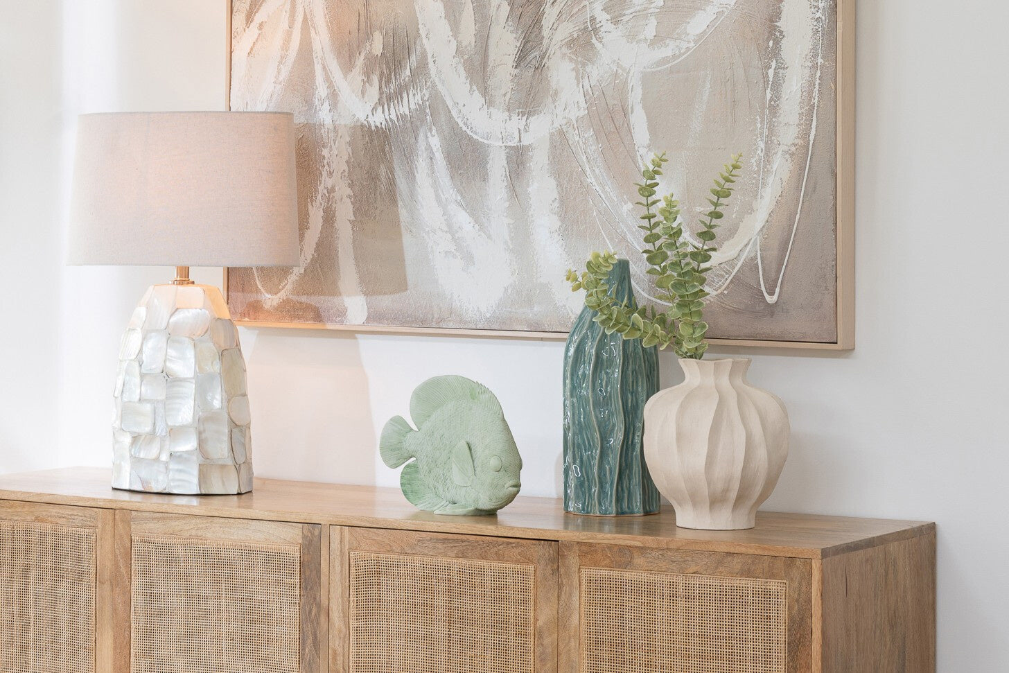 Tafellamp met pareleffect schelp offwhite/lichtbeige