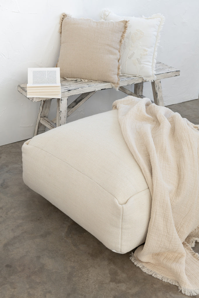  J-LINE KUSSEN MET FRANJES KATOEN MUSLIN LICHTBEIGE