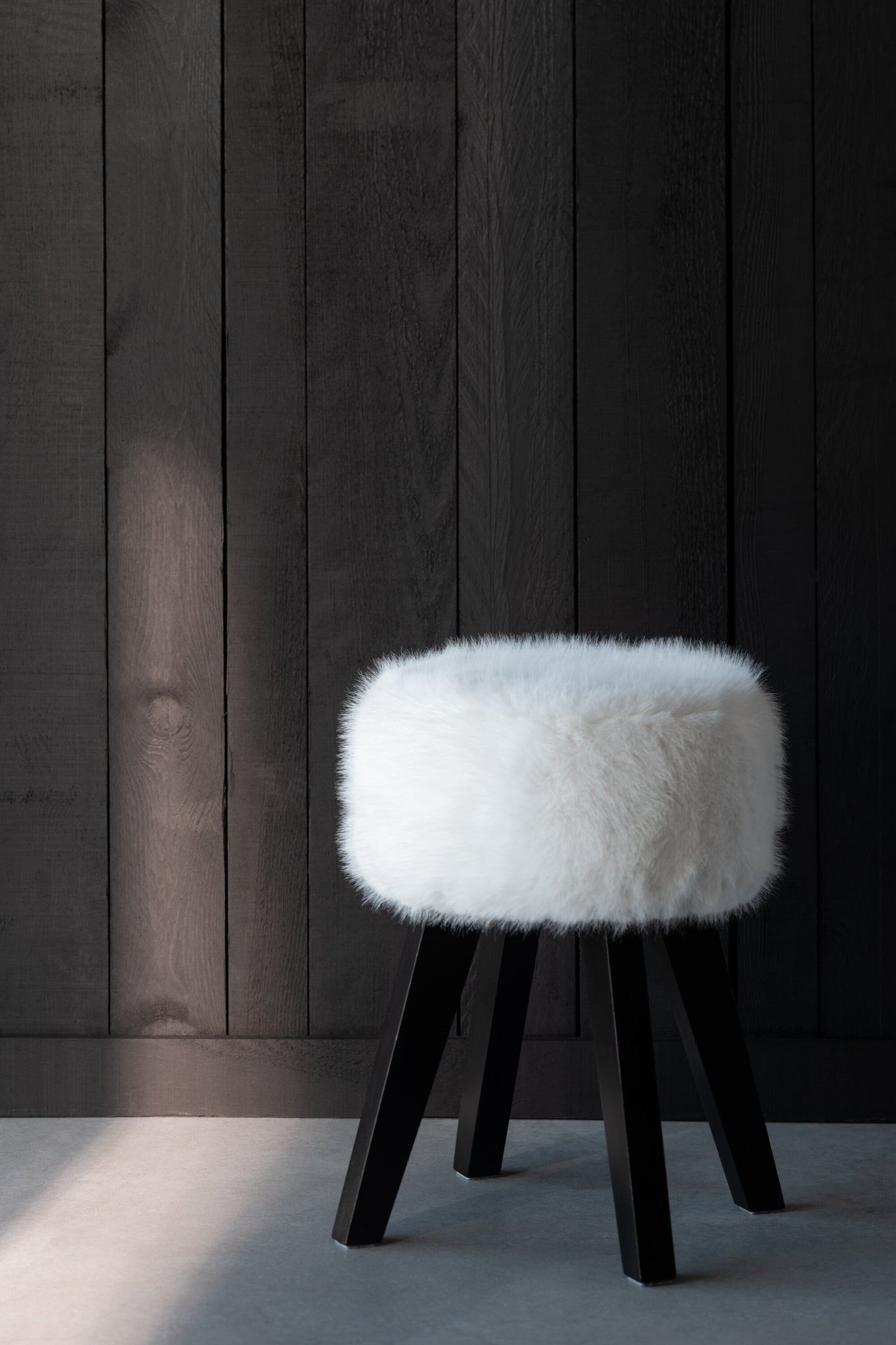 Bontkruk met witte houten poten
