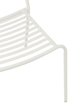 Witte gestreepte metalen tuinstoel