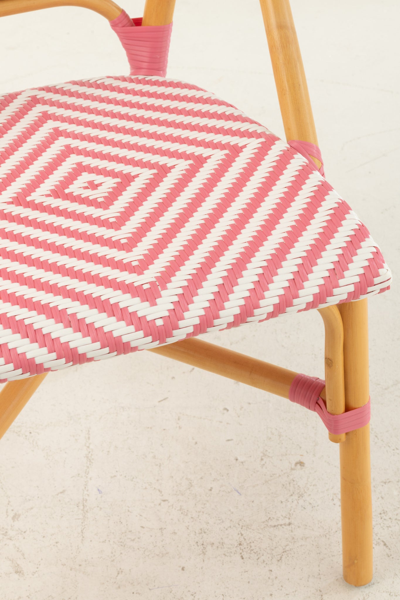 Eetkamerstoel rotan roze/wit