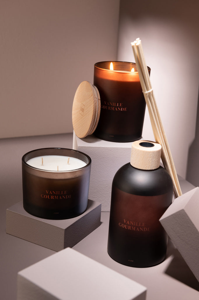 J-LINE SCENTED CANDLE ACCORDS ESSENTIELS VANILLE GOURMANDE BRUIN 52H