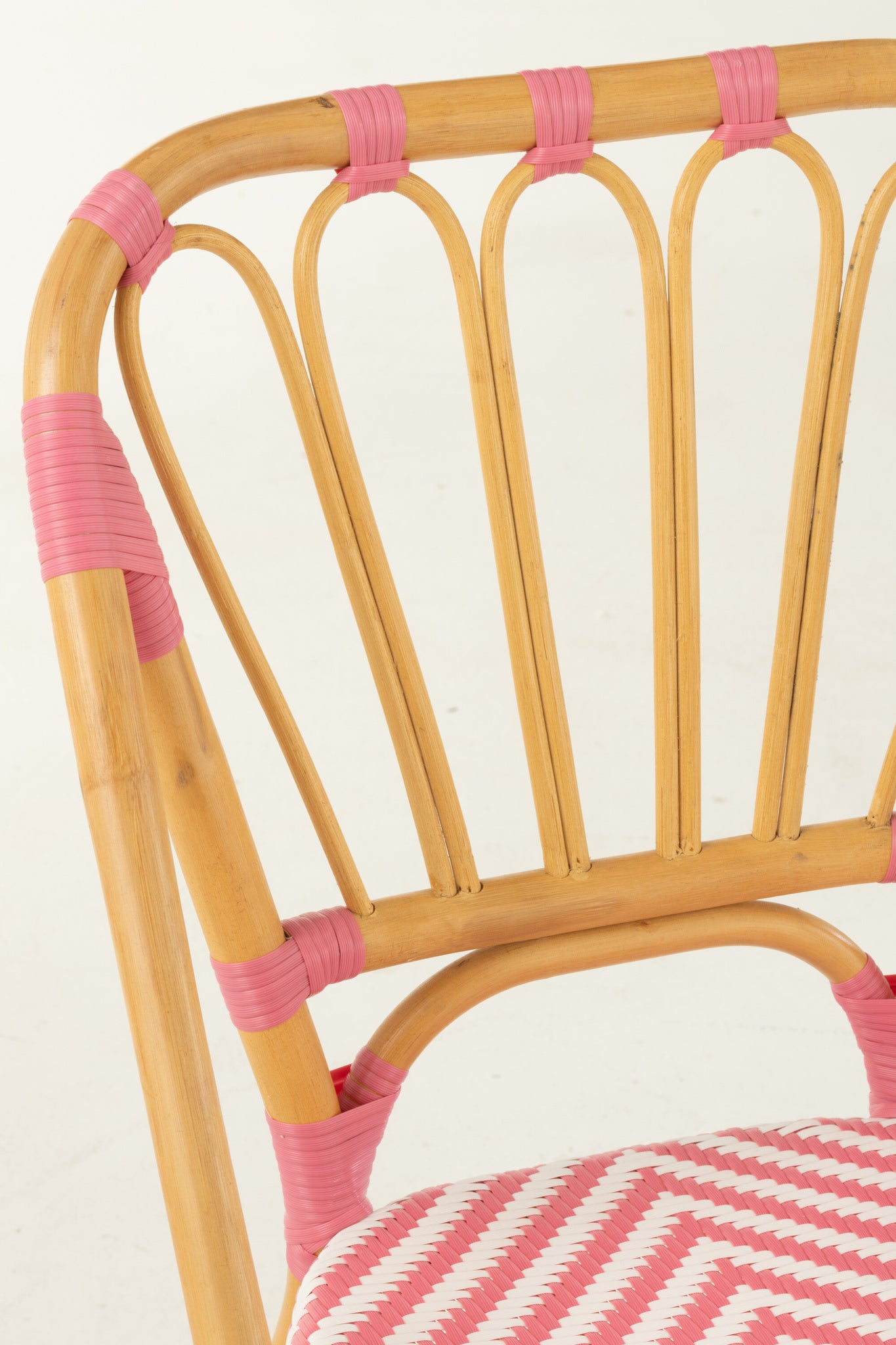 Eetkamerstoel rotan roze/wit