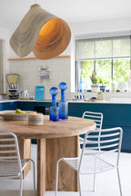 Witte gestreepte metalen tuinstoel