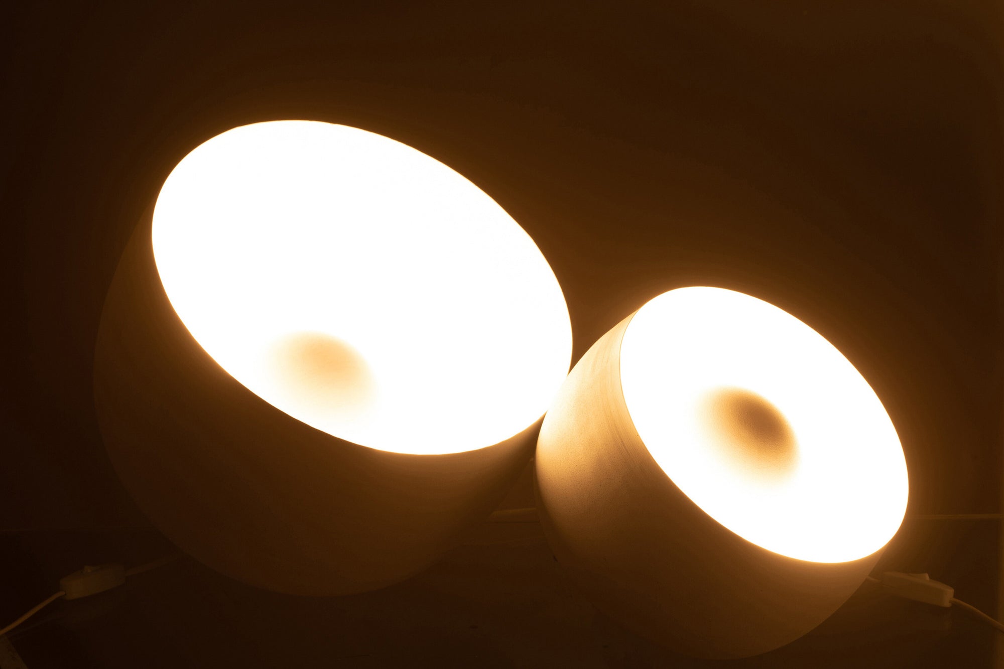 Grote witte metalen lamp