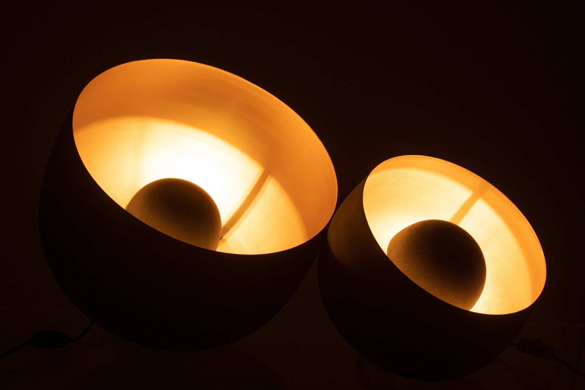 Grote ronde interieurlamp in zwart en goud metaal