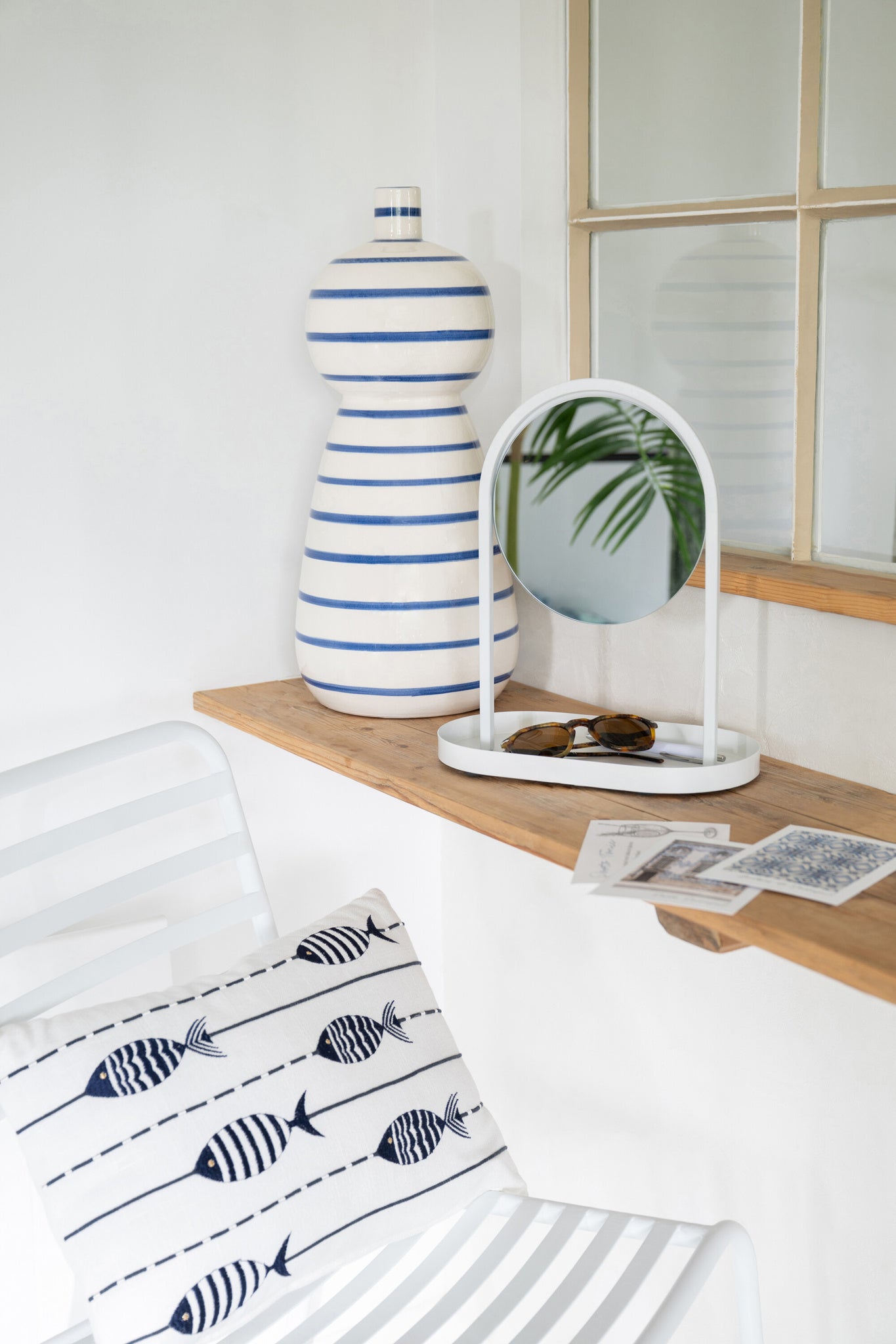 Witte gestreepte metalen tuinstoel